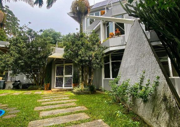 Carapicuiba House | Ampla casa em meio à natureza