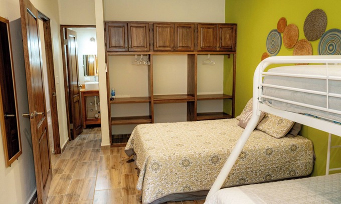 Alto Boquete House | Amplia Habitación Familiar - Alto Boquete- Baño Privado- Cocina- Wifi- A/a- 5 pp