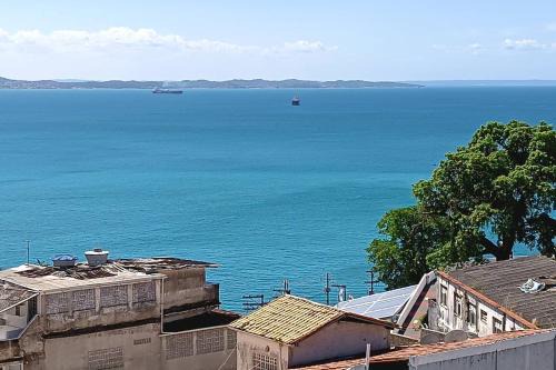 Dois de Julho Apartment | Amplo 2 quartos, vista mar.