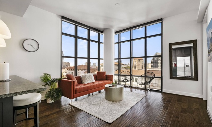 Turtle Creek Apartment | Amyfinehouse UPTOWN DALLAS+2BR Corporate Luxury Apt+Pool+Gym+Katy Trail