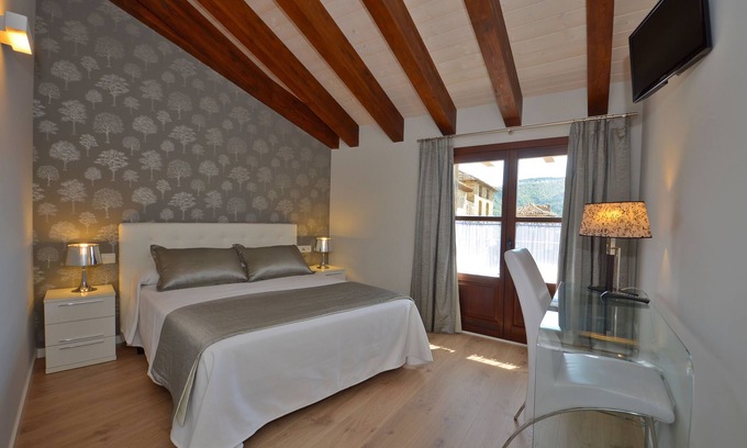 Ainsa Apartment | An immaculate apartment in old square of Ainsa