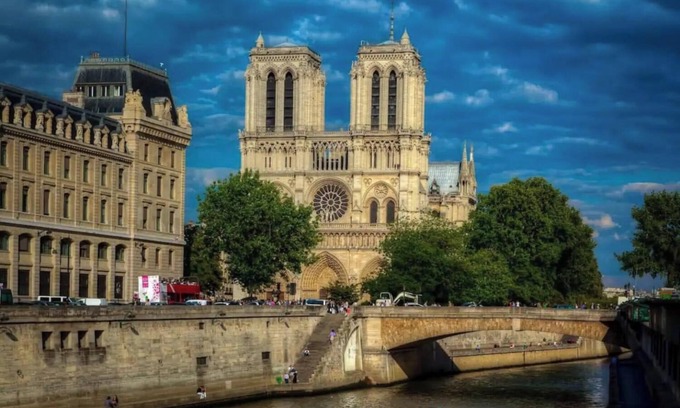 Sorbonne Apartment | AN UNPARALLELED VIEW OF THE SEINE & THE ICONIC NOTRE-DAME - QUAI ST MICHEL