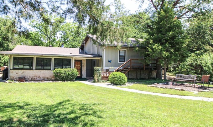 Manhattan House | An Updated, Secluded family friendly home with Fast Wifi