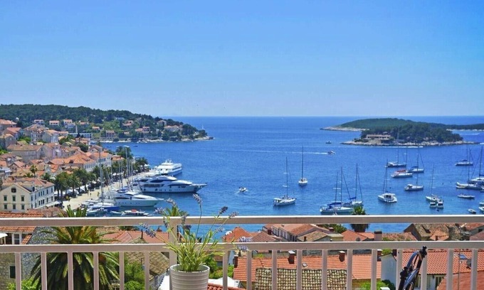 Hvar Old Town Apartment | Anatota