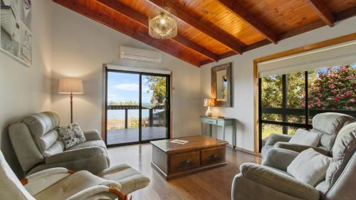 Lakes Entrance House | Anchored on Capes
