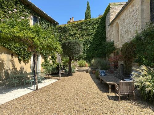 Saint-Victor-des-Oules Villa | Ancien Prieuré rénové - "le jardin du curé" - cour intérieure - calme - 8 personnes