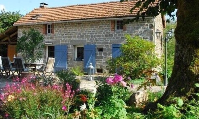 Chatelus-le-Marcheix Cottage | Ancienne Bergerie en Pleine Nature