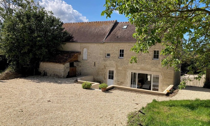 Saint-Gabriel-Brecy Cottage | Ancienne Grange Rénovée, Entre mer et Campagne