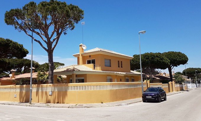 Poblado Sancti Petri Ski Chalet | Andalusian villa near the beach (about 200m)