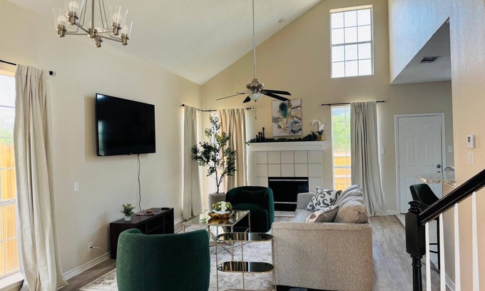 Southwest Arlington House | Andalusia Trail Getaway