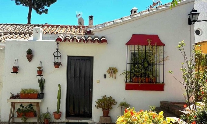 Urbanizacion Pinos Verdes House | Andalusian-Style House w Patio 10min Beach Walk