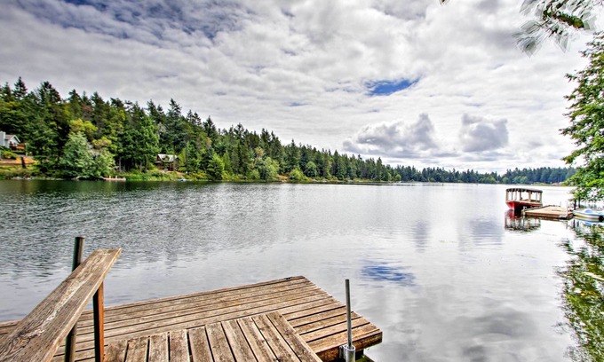 Anderson Island House | Anderson Island Retreat w/Lakefront Deck & Canoe!
