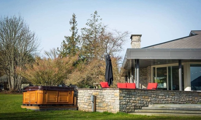 Cobble Hill Villa | Anderson Lane l Beach Access l Sleeps 22 I Hot Tub