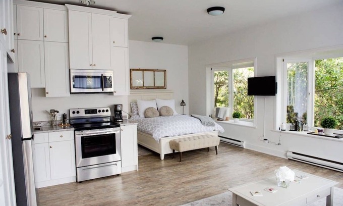 Cobble Hill House | Anderson Lane Studio l Beach Access l TV I Kitchen