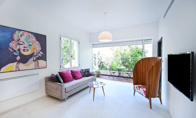 Tel Aviv Promenade Apartment | Andy Warhol at Hakerem by Holyguest
