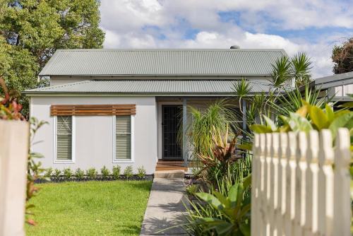 Charlestown House | Annie's Cottage - Relaxed Stay in Lake Macquarie