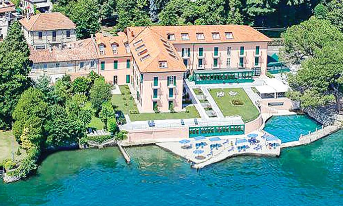 Meina Apartment | Antique palazzo from the 17th century, located on the lake and with private beach and common pool.
