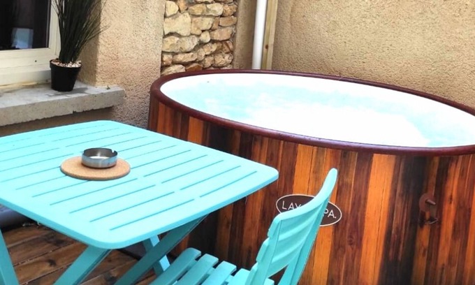 Orange Apartment | Antique SPA" apartment: Jacuzzi under patio
