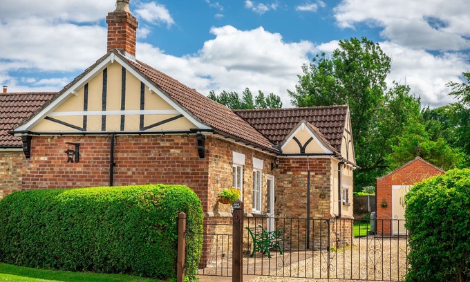 Louth Cottage | ANVIL LODGE, pet friendly, with a garden in Goulceby