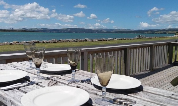 Kawhia House | Aotea Harbour bach, stunning views of the harbour