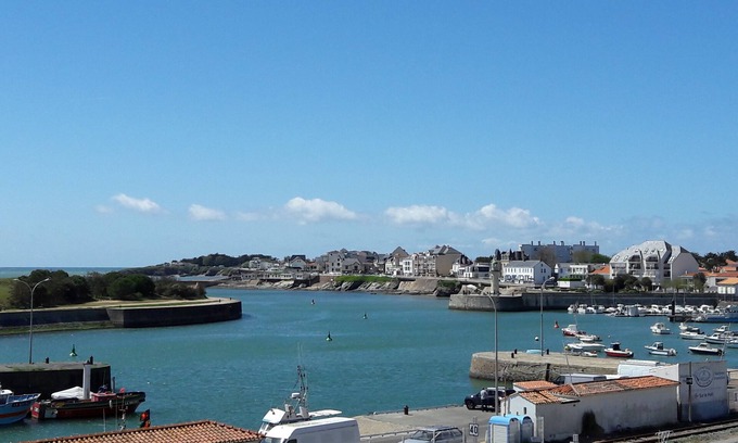Saint-Gilles-Croix-de-Vie Apartment | Apartment facing port and ocean