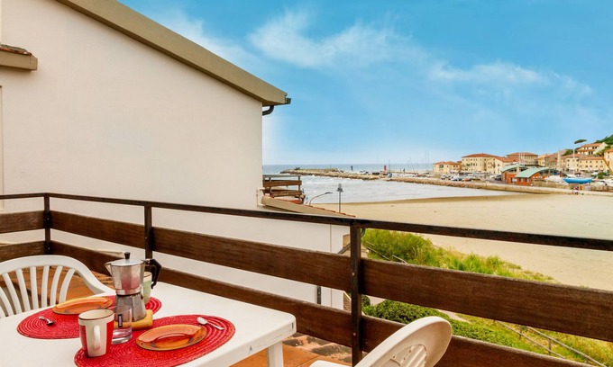 Castiglione della Pescaia Apartment | Apartment 'Appartamento Vista Mare Castiglione' with Sea View and Balcony