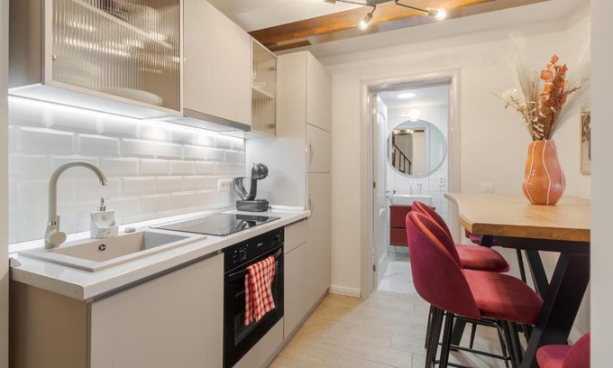 Oradea Apartment | Apartament Ultra-Central Elegant + Free Parking + Self Check-In