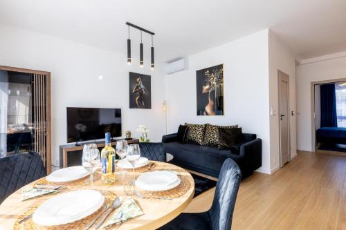 Ustka Apartment | Apartament Ustka Holiday - Black Alice z balkonem i klimatyzacją
