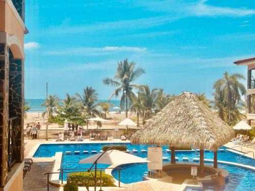 Barrio Los Villalobos Apartment | Apartamento de Lujo en Playa Jacó, Frente al Mar, Wifi, AC, Parqueo Privado y Piscinas