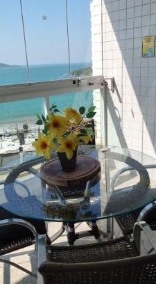 Praia do Morro Apartment | Apartamento Frente para o Mar - Varandão com Blindex - Vista Total para o Mar - 1 Suite e mais 2 Quartos-Ar Condicionado - 2 Vagas - BEIRA MAR - 70 metros da Praia ,TVS SMART GERAL -WI-FI -DISNEY PLUS-OUTROS- PORTARIA 24 HORAS-KIT PRAIA 4 PESSOAS