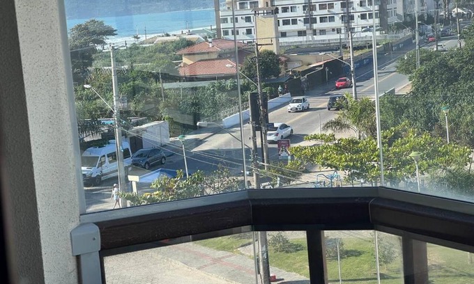 Ingleses Norte Apartment | Apartamento Maravilhoso, completo,1 quarto com cama queen e sofa retratil, bi cama embutida, colchao extra, vista pro mar, dormem 5, pé na areia, jacuzzi, piscina wifi,Self Checkin, automatizado