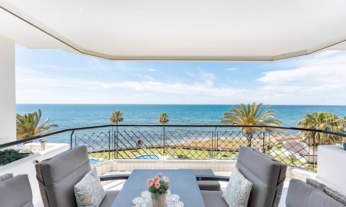 Sitio de Calahonda Apartment | Apartamento Mi Capricho near the Beach with Sea View, Pool & Wi-Fi