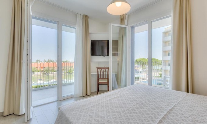 Porto Santa Margherita Apartment | Apartaments Suites Ambassador