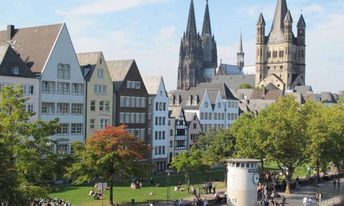 Altstadt-Nord Apartment | Apartes City Apartment with balcony. Direct city center location at the DOM & old town!