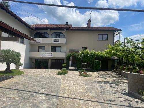 Sezana Apartment | Apartma pri Cesarjevih