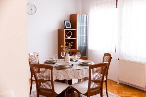 Canton 10 Apartment | Apartman Li