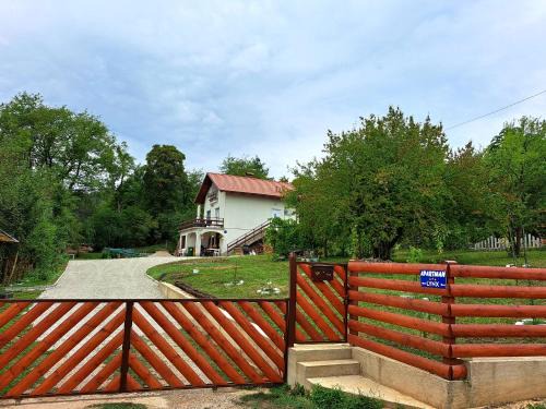 Ogulin Apartment | Apartman Lynx on lake Sabljaci
