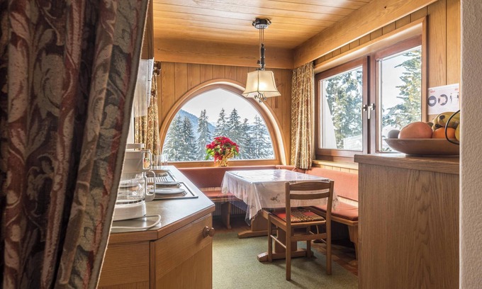 Selva di Val Gardena Apartment | Apartment “Kleine Gartenwohnung Haus Forelle” on the Slopes with Mountain View