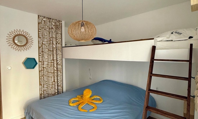 Saint-Mandrier-sur-Mer Apartment | Apartment Les embruns, 1 min from the beach with sea-view terrace.
