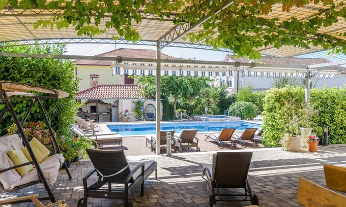 Trogir Apartment | Apartmens Mary Nice house with multiple apartments 3