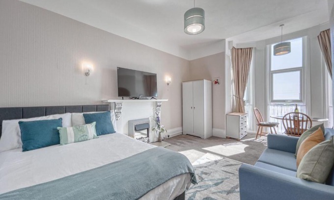 Paignton House | Apartment 1 Large Studio Sea Front- Sea Views- Free Parking