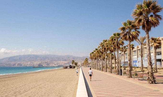 Almeria House | Apartment 100 m from the beach. With outdoor shower.