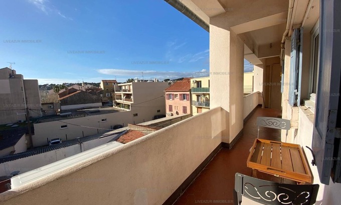 Sanary-sur-Mer Apartment | Apartment 2 bedroom downtown with closed terrace for 6 WIFI