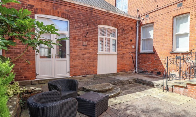 Grimsby Apartment | APARTMENT 2, family friendly, with a garden in Grimsby