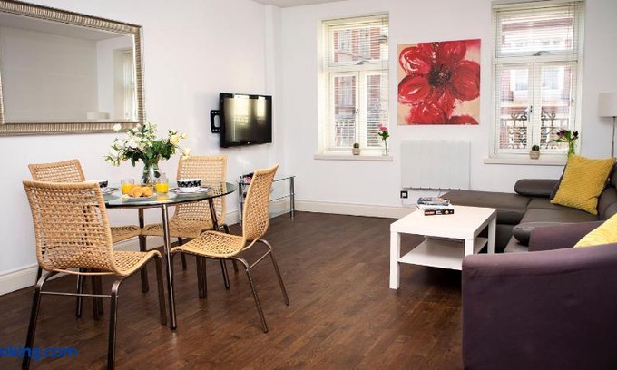 London City Centre Apartment | Apartment 2, Trafalgar Square (Second Floor)