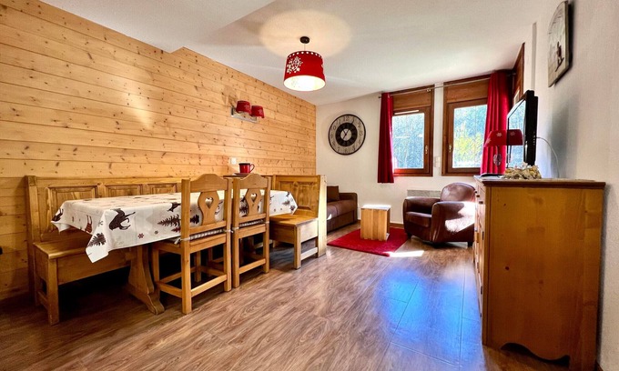 Flumet Apartment | Apartment 6 ppl, pool, parking, slopeside, Flumet