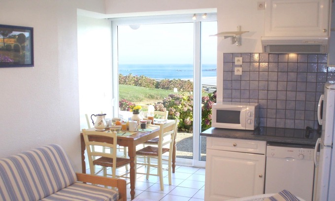 Trevou-Treguignec Apartment | apartment 7 people sea view, swimming pool, overnight stay all inclusive