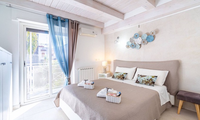 Cibali Apartment | Apartment 'A Casa Di Anto' with Balcony, Wi-Fi and Air Conditioning