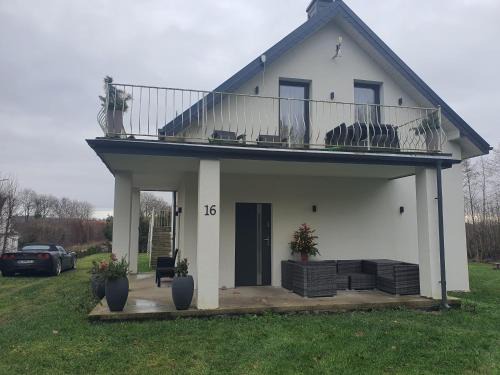 Debnica Kaszubska Apartment | Apartment am See für bis zu 7 Personen