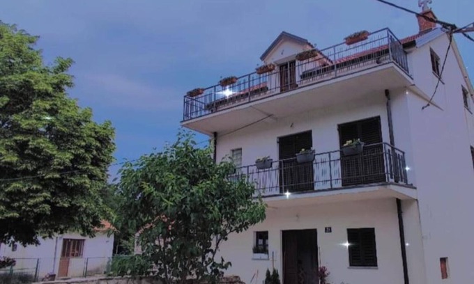 Vrlika House | Apartment and Room Mare Vrlika - Double Bedroom with Terrace and External Kitchenette